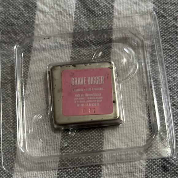 ♥️ 3/$12 Jeffree Star eyeshadow single in Grave Digger - Picture 4 of 4